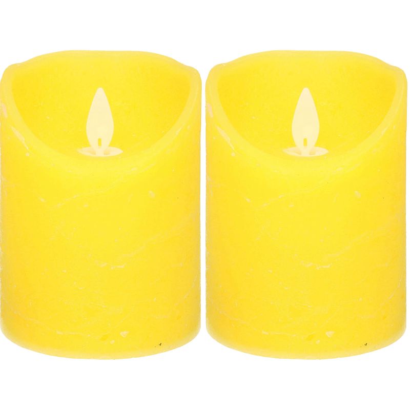 Foto van 2x gele led kaarsen / stompkaarsen met bewegende vlam 12,5 cm - led kaarsen