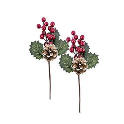 Foto van 2x stuks kerststukje stekertjes met bessen en hulst groen/rood 21 cm - kerststukjes