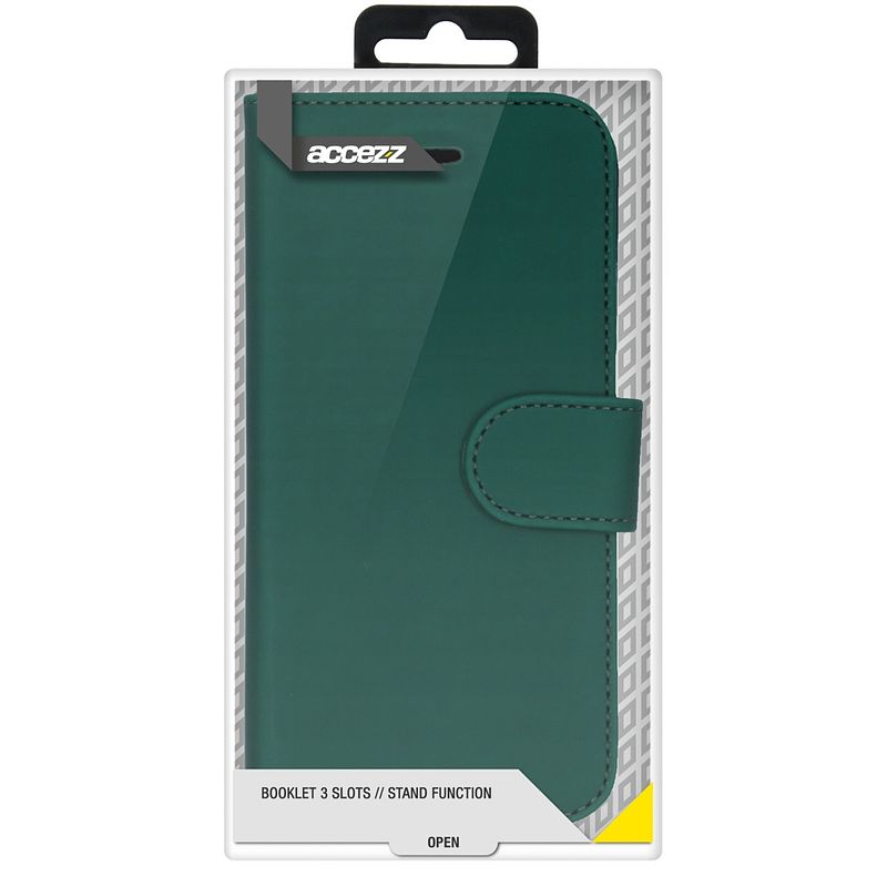 Foto van Accezz wallet softcase bookcase iphone 13 pro telefoonhoesje groen