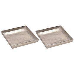 Foto van 2x decoratieve aluminium vierkante dienbladen zilver 20 cm - kaarsenplateaus