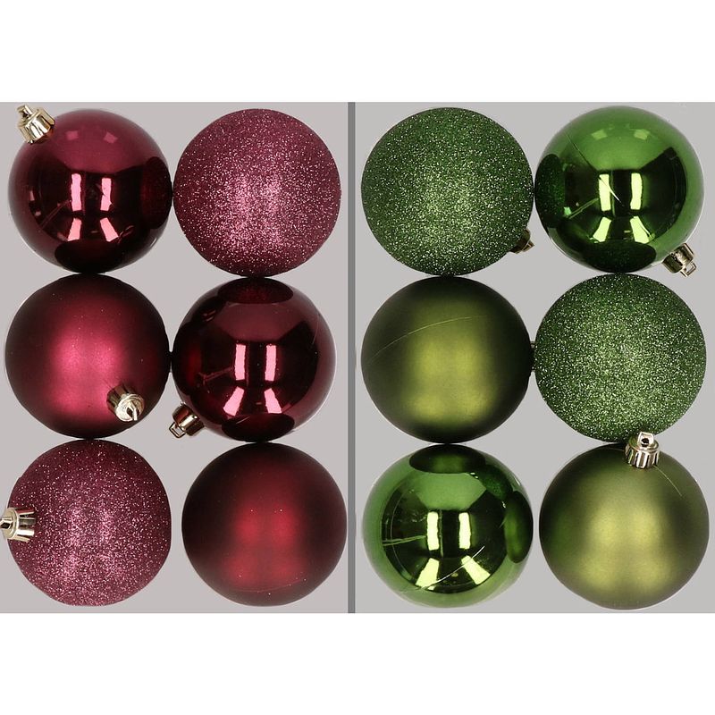 Foto van 12x stuks kunststof kerstballen mix van aubergine en appelgroen 8 cm - kerstbal