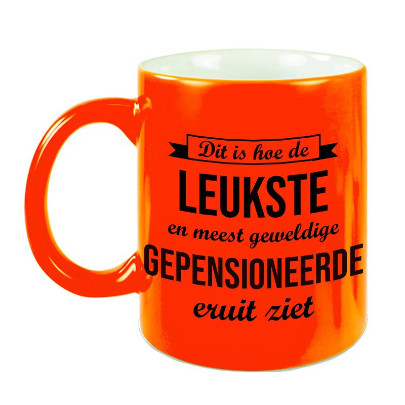 Foto van Hoe de leukste gepensioneerde eruitziet mok / beker neon oranje bedankt cadeau collega 330 ml - feest mokken