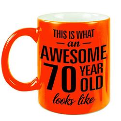 Foto van Awesome 70 year cadeau mok / beker neon oranje 330 ml - feest mokken