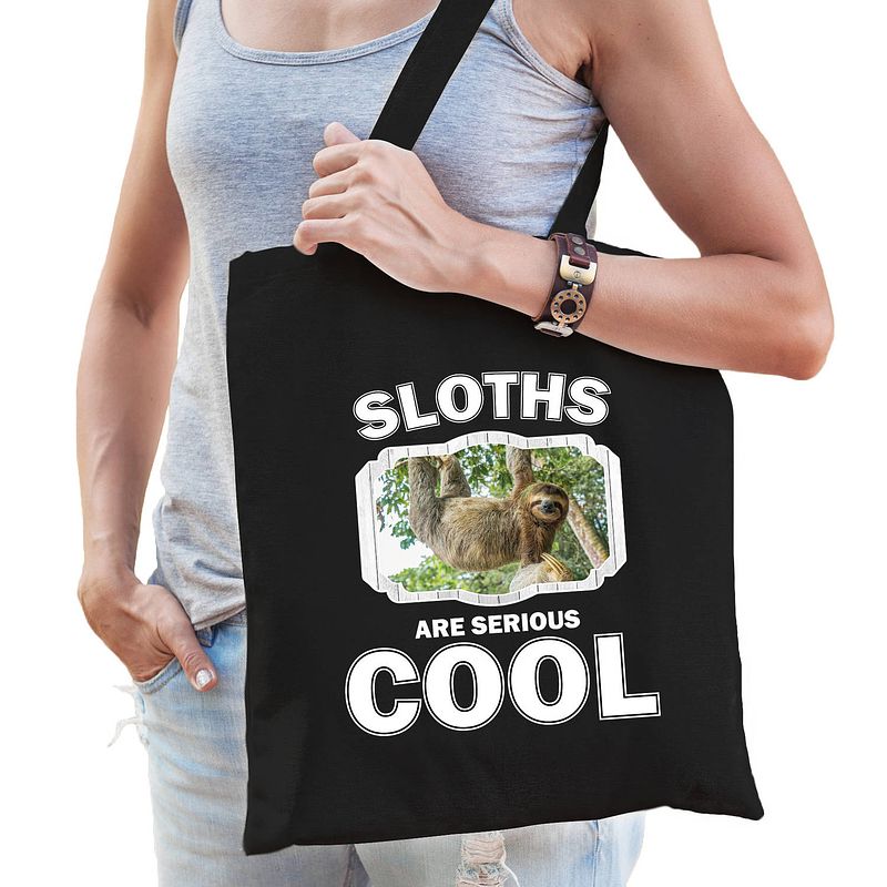 Foto van Katoenen tasje sloths are serious cool zwart - luiaarden/ hangende luiaard cadeau tas - feest boodschappentassen