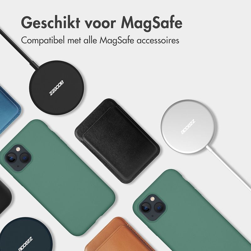 Foto van Accezz liquid silicone backcover met magsafe iphone 15 plus telefoonhoesje groen