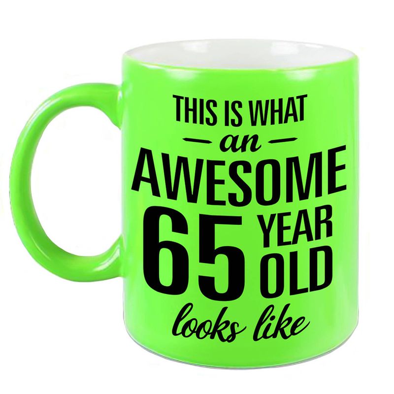 Foto van Awesome 65 year cadeau mok / beker neon groen 330 ml - feest mokken