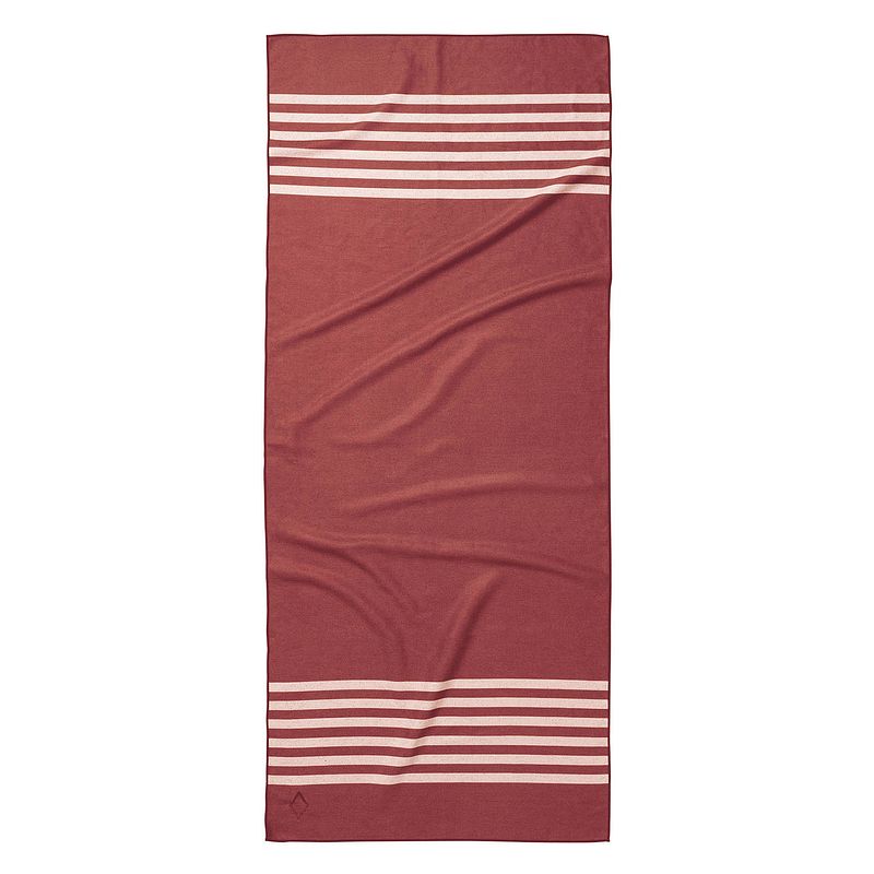 Foto van Nomadix badhanddoek pool side 75 x 180 cm polyester rood