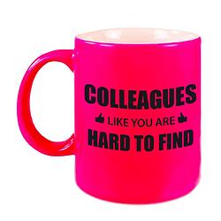 Foto van Collega cadeau mok / beker neon roze colleagues like you are hard to find - feest mokken