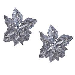Foto van 2x stuks decoratie bloemen kerstster zilver glitter op clip 23 cm - kersthangers