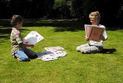 Foto van Buitenspeel groot kaartspel voor in de tuin of in huis
