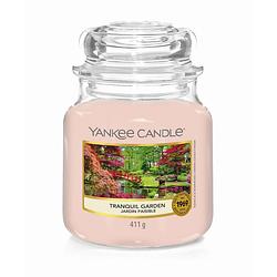 Foto van Yankee candle geurkaars medium tranquil garden - 13 cm / ø 11 cm