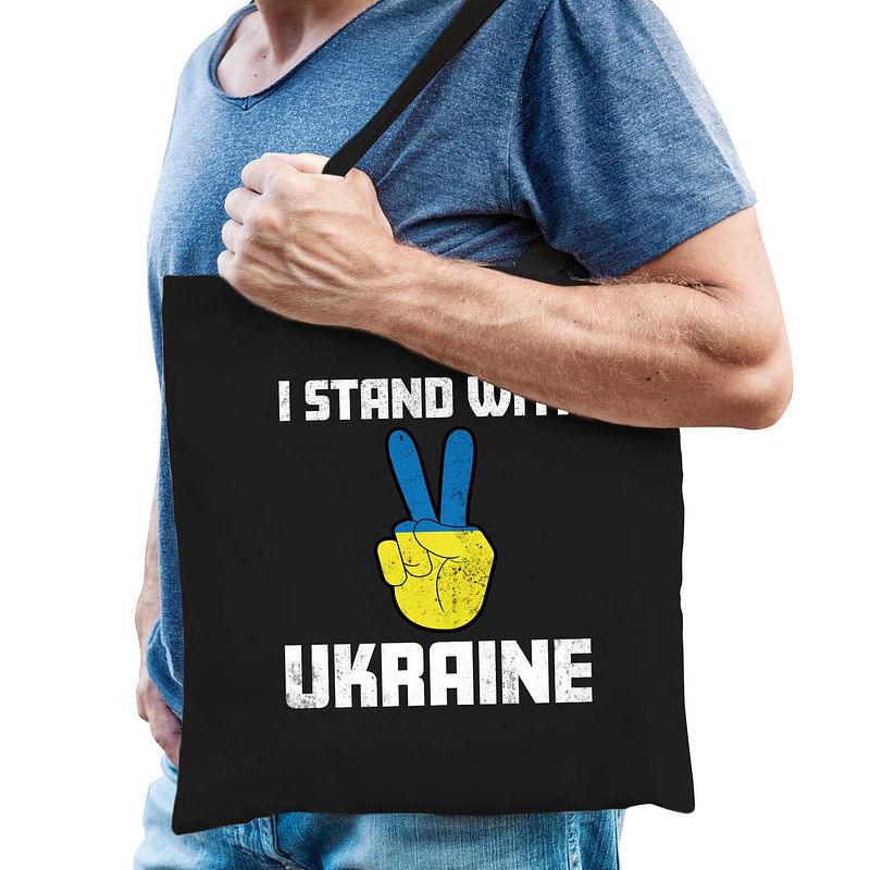 Foto van I stand with ukraine tas zwart volwassenen - oekraine tas met oekraiense vlag in vingers - feest boodschappentassen