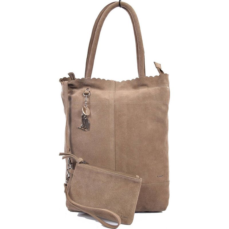 Foto van Shopper met een sleutelhanger van 4east, leer shopper met kleine portemonnee suéde shopper akko 4east beige