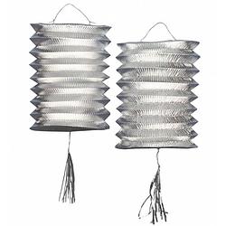 Foto van 2x stuks metallic zilveren party lampionnen van 25 cm - feestlampionnen