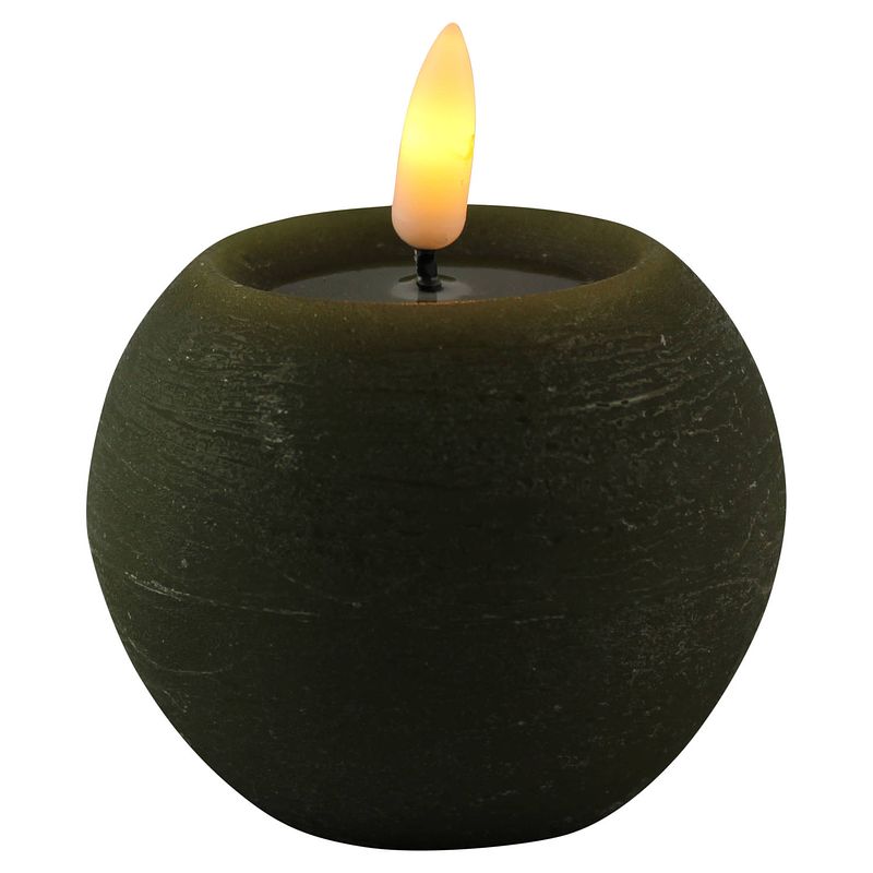 Foto van Magic flame led kaars/bolkaarsa - rond - olijf groen - d8 x h7,5 cm - led kaarsen