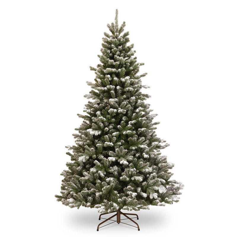 Foto van Snowy sheffield kunstkerstboom - 213 cm - groen - ø 135 cm - 2.290 tips - besneeuwd - metalen voet