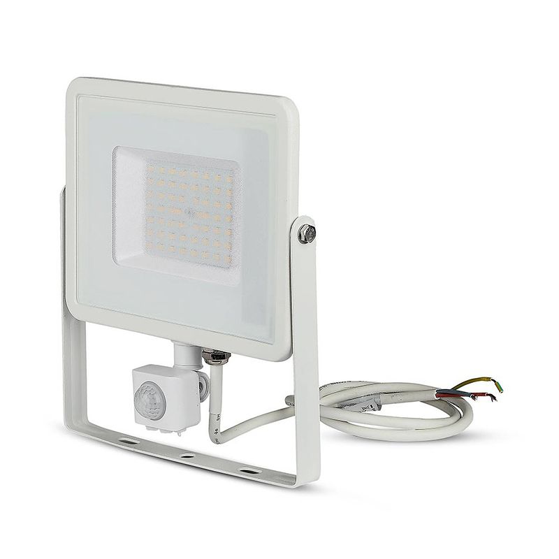 Foto van V-tac vt-50-s-w draaibare led schijnwerpers met pir sensor - samsung - ip65 - wit - 50w - 4000 lumen - 3000k - 5 jaar