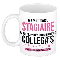 Foto van Trotse stagiaire collegas cadeau koffiemok / theebeker roze en zwarte blokletters 300 ml - feest mokken