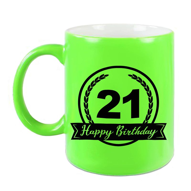 Foto van Happy birthday 21 years cadeau mok / beker neon groen met wimpel 330 ml - feest mokken