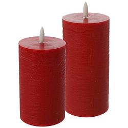 Foto van Led kaarsen/stompkaarsen - set 2x - rood - h12,5 en h15 cm - flikkerend licht - timer - led kaarsen