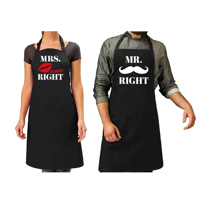 Foto van Mr right en mrs always right kus/snor cadeau schorten set zwart volwassenen - koppelcadeau bruiloft - feestschorten