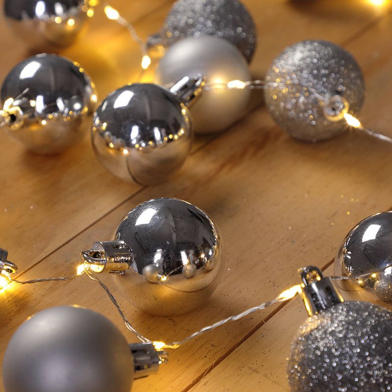 Foto van Casaria kerstboomverlichting/ feestverlichting/ kerstverlichting - met kerstballen - 40 led - 2 m - zilver