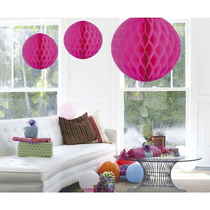 Foto van Decoratie bollen/ballen/honeycombs fuchsia roze 50 cm - hangdecoratie