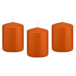 Foto van 8x oranje cilinderkaarsen/stompkaarsen 6 x 8 cm 29 branduren - stompkaarsen