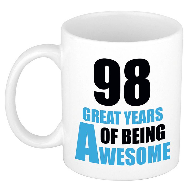 Foto van 98 great years of being awesome cadeau mok / beker wit en blauw - feest mokken