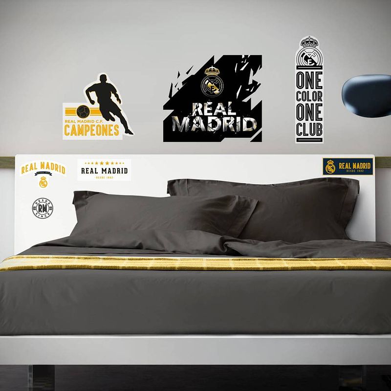 Foto van Real madrid logo premium - muursticker - 120 x 90 cm - multi