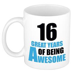 Foto van 16 great years of being awesome cadeau mok / beker wit en blauw - feest mokken