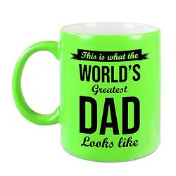 Foto van Worlds greatest dad cadeau koffiemok / theebeker neon groen 330 ml - feest mokken