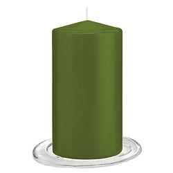 Foto van Trend candles - stompkaarsen met glazen onderzetters set van 2x stuks - olijf groen 8 x 15 cm - stompkaarsen