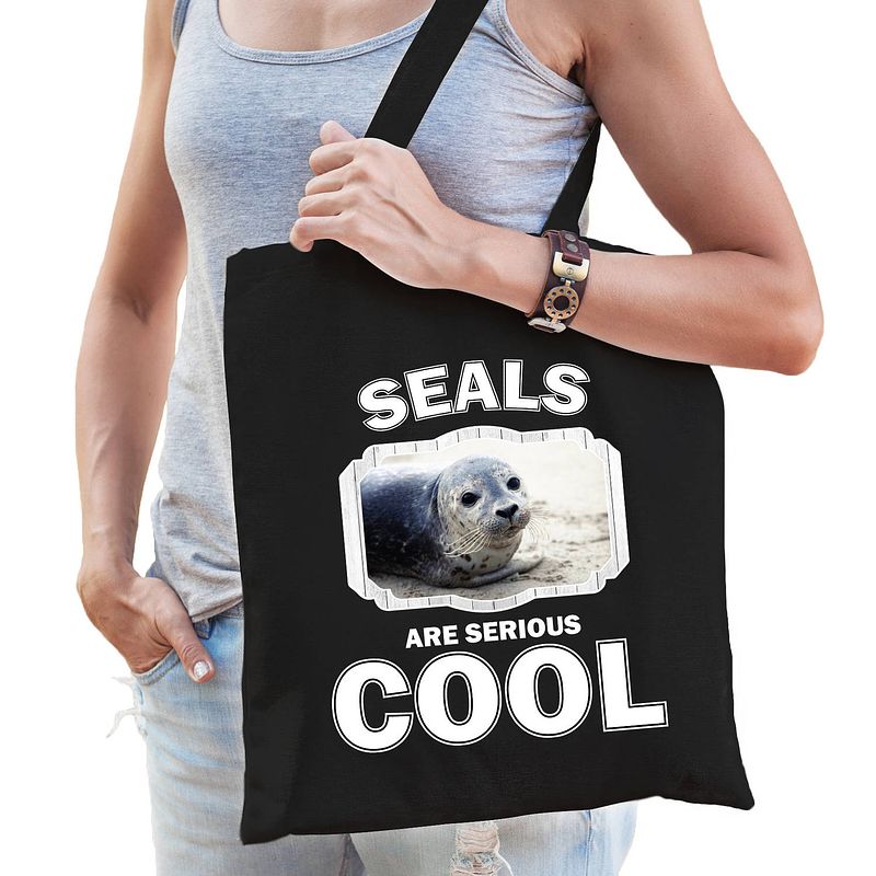 Foto van Katoenen tasje seals are serious cool zwart - zeehonden/ grijze zeehond cadeau tas - feest boodschappentassen