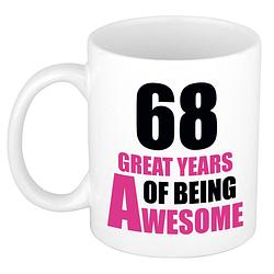 Foto van 68 great years of being awesome cadeau mok / beker wit en roze - feest mokken