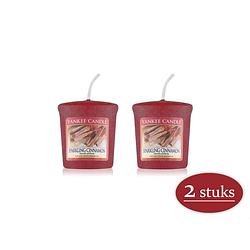 Foto van 2 stuks yankee candle sparkling cinnamon geurkaars kerstkaars - rood - 4 branduren