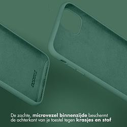 Foto van Accezz liquid silicone backcover iphone 15 pro max telefoonhoesje groen