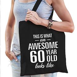 Foto van Awesome 60 year / 60 jaar verjaardag cadeau tas zwart voor dames - feest boodschappentassen