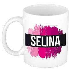 Foto van Naam cadeau mok / beker selina met roze verfstrepen 300 ml - naam mokken