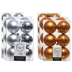 Foto van Kerstversiering kunststof kerstballen mix cognac bruin/zilver 4-6-8 cm pakket van 68x stuks - kerstbal