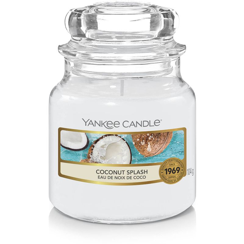 Foto van Yankee candle geurkaars small coconut splash - 9 cm / ø 6 cm