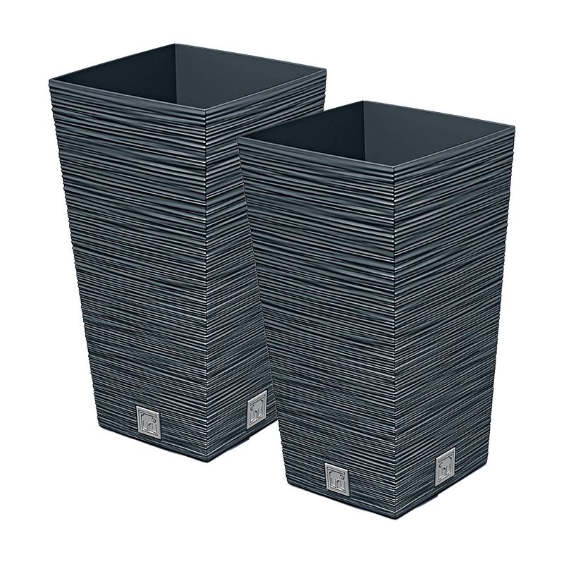 Foto van Prosperplast plantenpot/bloempot furu stripes - 2x - voor buiten - kunststof - antraciet - vierkant - d20 x h38 cm - pla