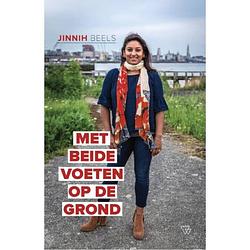 Foto van Met beide voeten op de grond