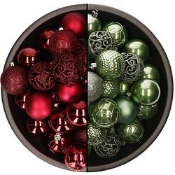 Foto van 74x stuks kunststof kerstballen mix van donkerrood en salie groen 6 cm - kerstbal