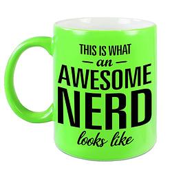 Foto van Awesome nerd / slimmerik cadeau mok / beker neon groen 330 ml - feest mokken