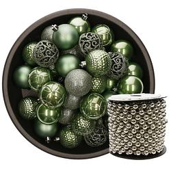 Foto van Kunststof kerstballen 37x stuks salie groen 6 cm en kralenslinger zilver - kerstbal