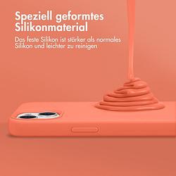 Foto van Accezz liquid silicone backcover met magsafe iphone 15 pro telefoonhoesje oranje