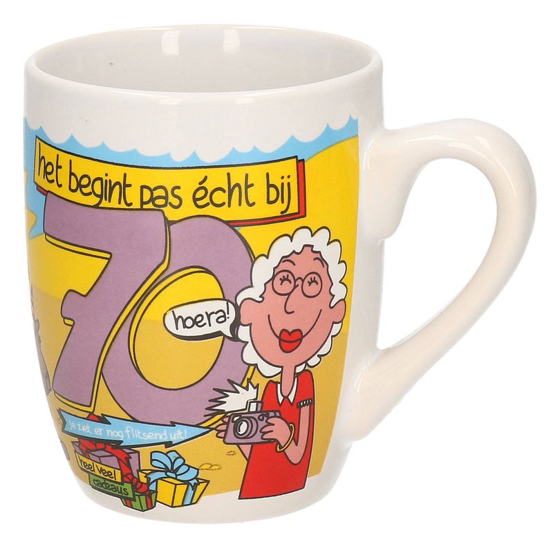 Foto van Cartoon cadeau mok/beker hoera 70 jaar verjaardag / versiering - feest mokken