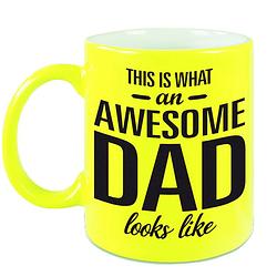 Foto van Awesome dad cadeau mok / beker neon geel voor vaderdag 330 ml - feest mokken