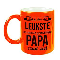 Foto van Leukste en meest geweldige papa cadeau koffiemok / theebeker neon oranje 330 ml - feest mokken